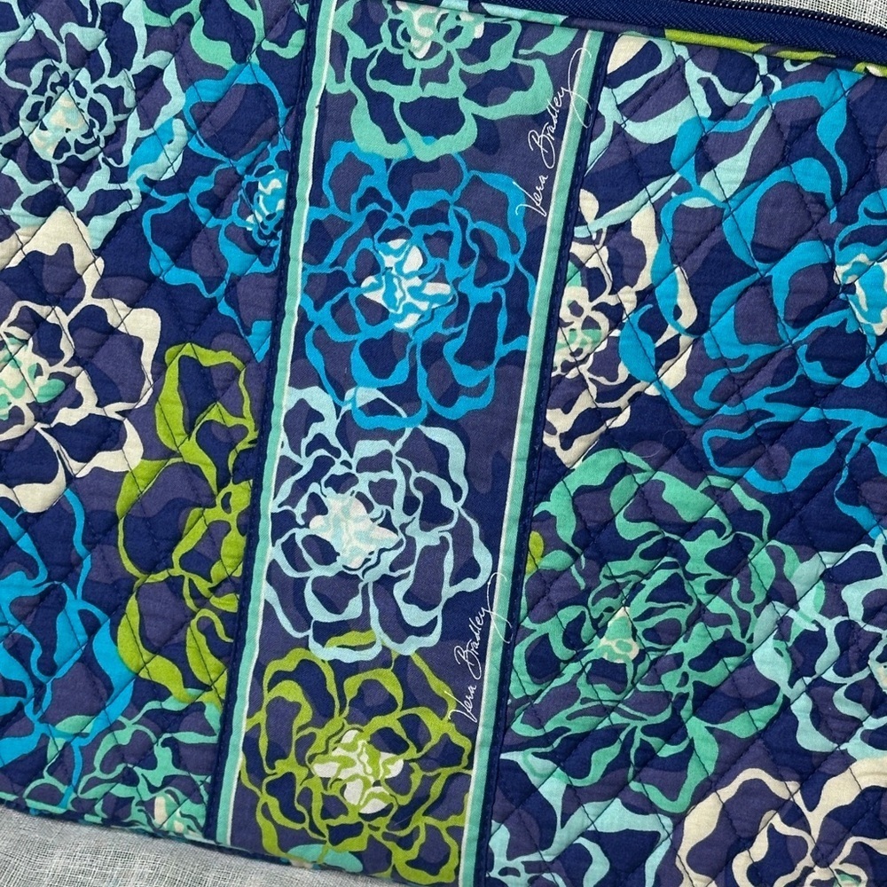 Vera Bradley Katalina Blues Quilted Laptop Travel Case w/Pocket & 3/4 Zip NWOT - Picture 4 of 16
